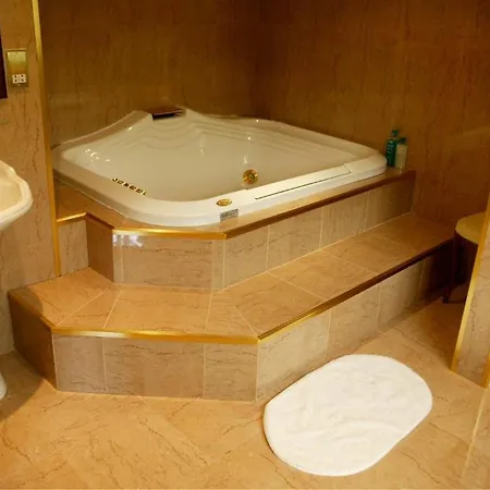 Guest house Hanora's And Restaurant 4*